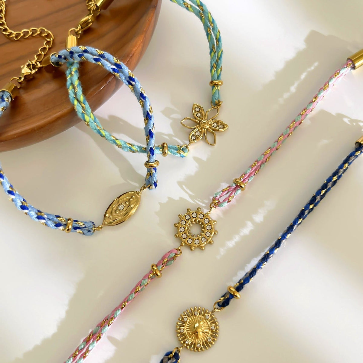 Bracelet Ajustable en Nylon Tressé, Pendentif Doré Scintillant, Acier Inoxydable et Zirconium, Bijou Élégant pour Femme, modèle Alira