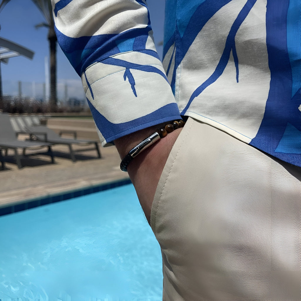 Bracelet homme en cuir marron avec pierres naturelles d'œil de tigre, style minimaliste.