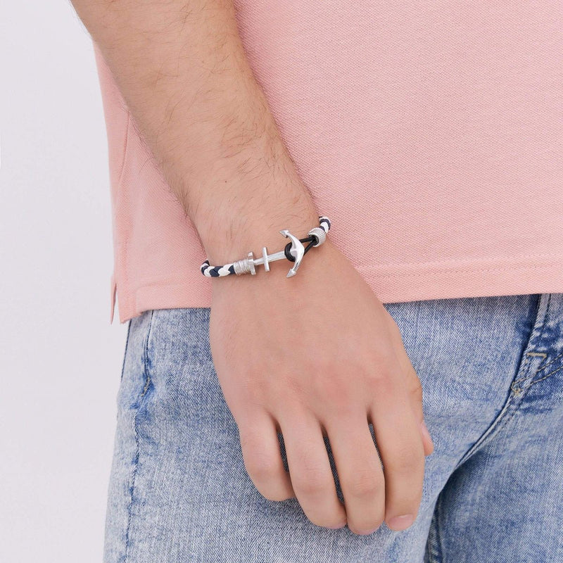 Bracelet ancre noir en cuir avec fermoir en acier inoxydable porté au poignet homme.