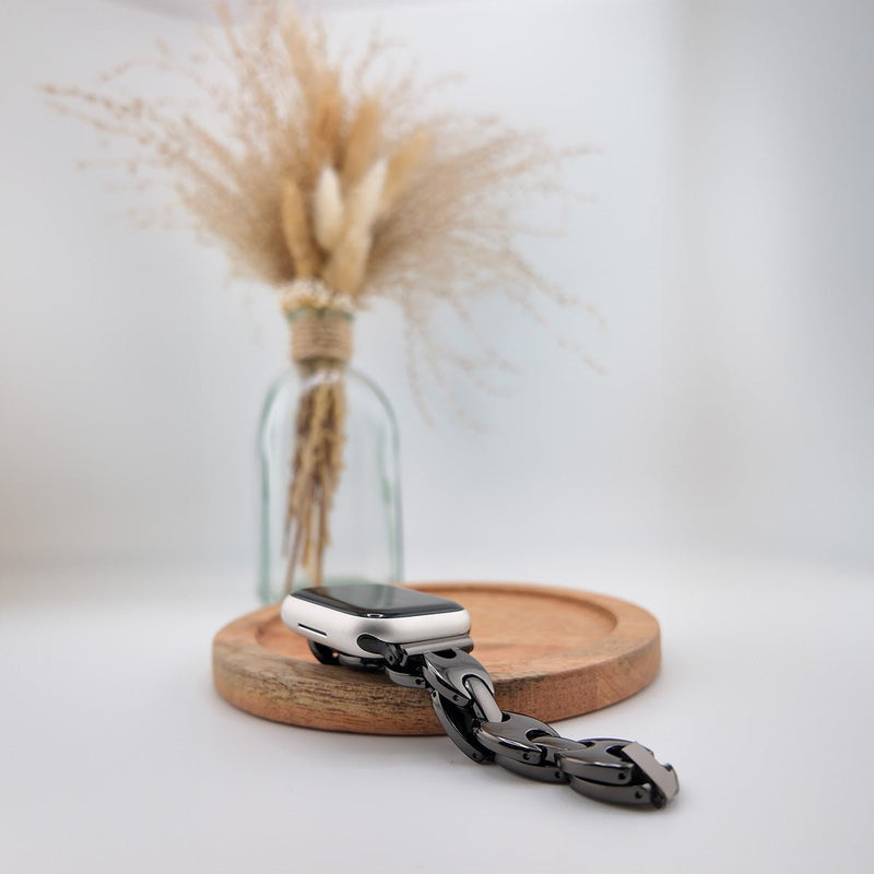 Bracelet Apple Watch femme en maillons marine noirs métalliques, design moderne et élégant.