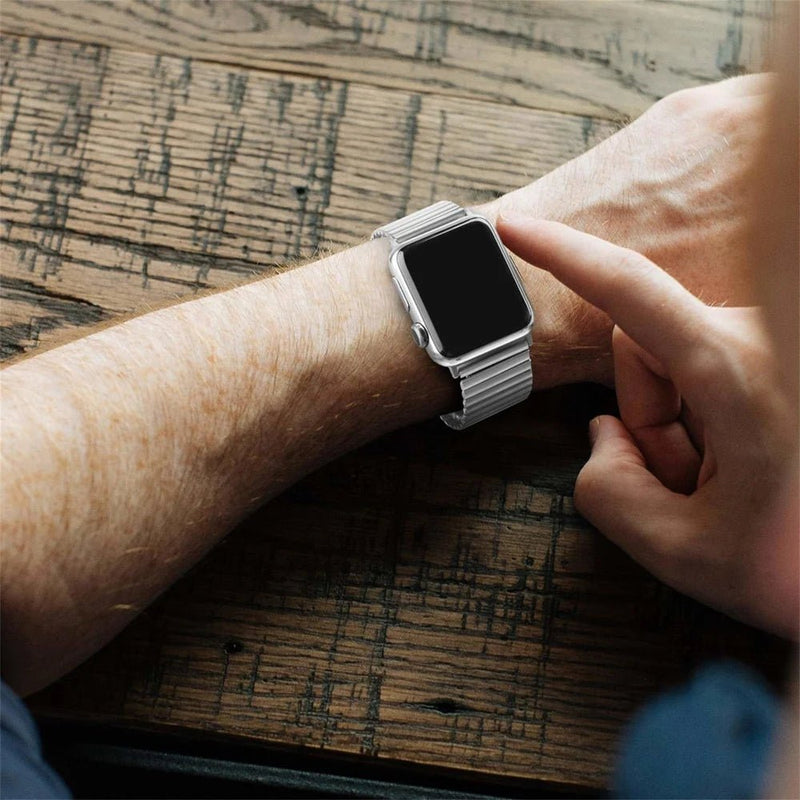 Bracelet Apple Watch en acier inoxydable argenté à maillons élastiques extensibles, sans fermoir, porté au poignet.