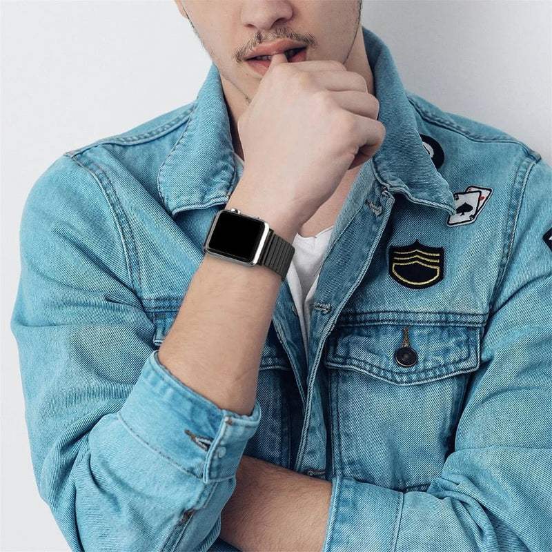 Bracelet Apple Watch en acier inoxydable argenté avec maillons élastiques extensibles, sans fermoir.