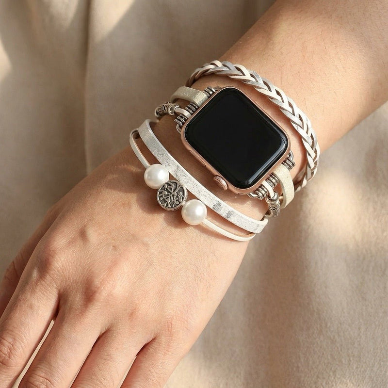 Bracelet Apple Watch doré rose avec double tour en cuir blanc et breloque arbre de vie argentée ornée de perles blanches.