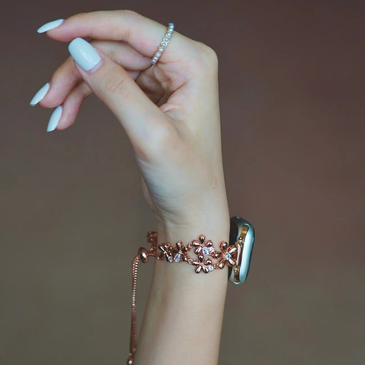 Bracelet Apple Watch, au style fleuri, été printemps, pétales de fleu, modèle Filie - La Boutique du Bracelet