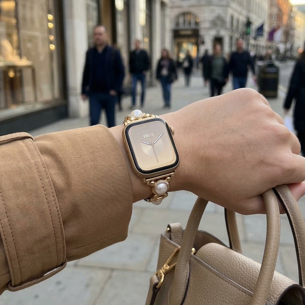 Bracciale Apple Watch gioiello con perle e similpelle vegan, cinturino decorativo per smartwatch con perle e dettagli luminosi, modello Vilestia