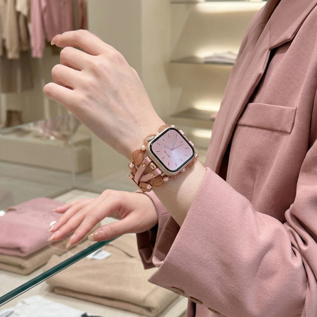 Elegantes Apple Watch Armband, geflochtenes Mesh, Perlen mit Perlmuttglanz, glitzernde Bänder, Clipverschluss, Modell Darune