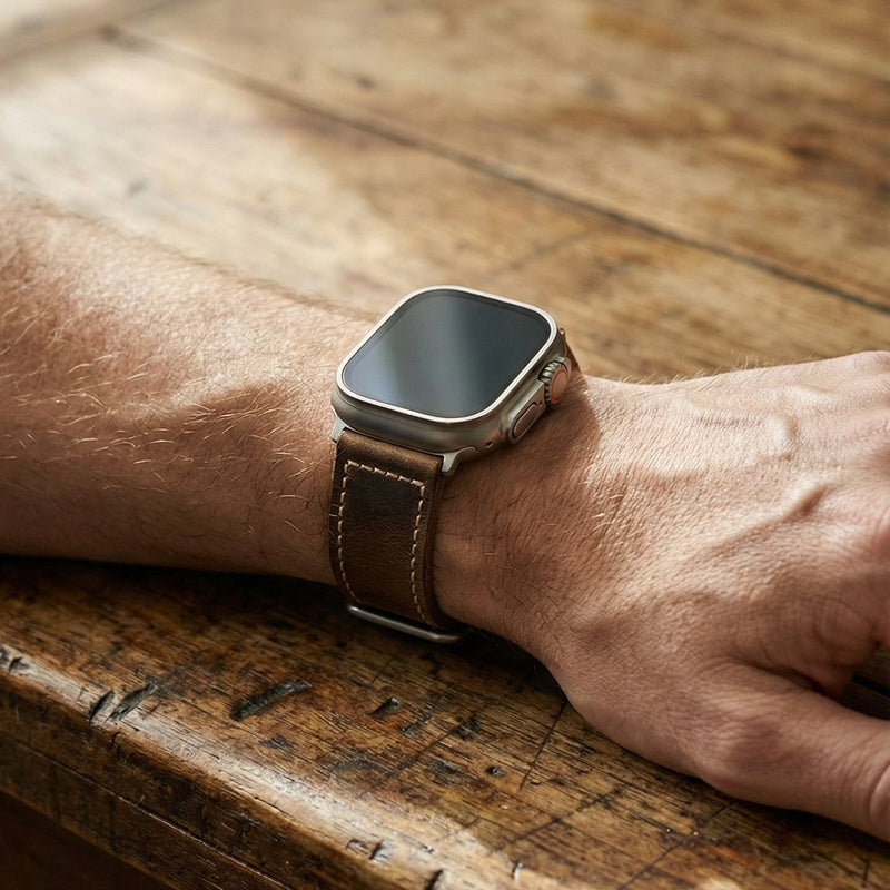 Armbånd til Apple Watch i brun vintage-læder, okselæder af første lag, synlige syninger, solidt og elegant armbånd, model Colin