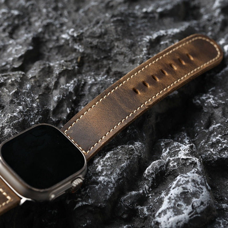 Armbånd til Apple Watch i brun vintage-læder, okselæder af første lag, synlige syninger, solidt og elegant armbånd, model Colin
