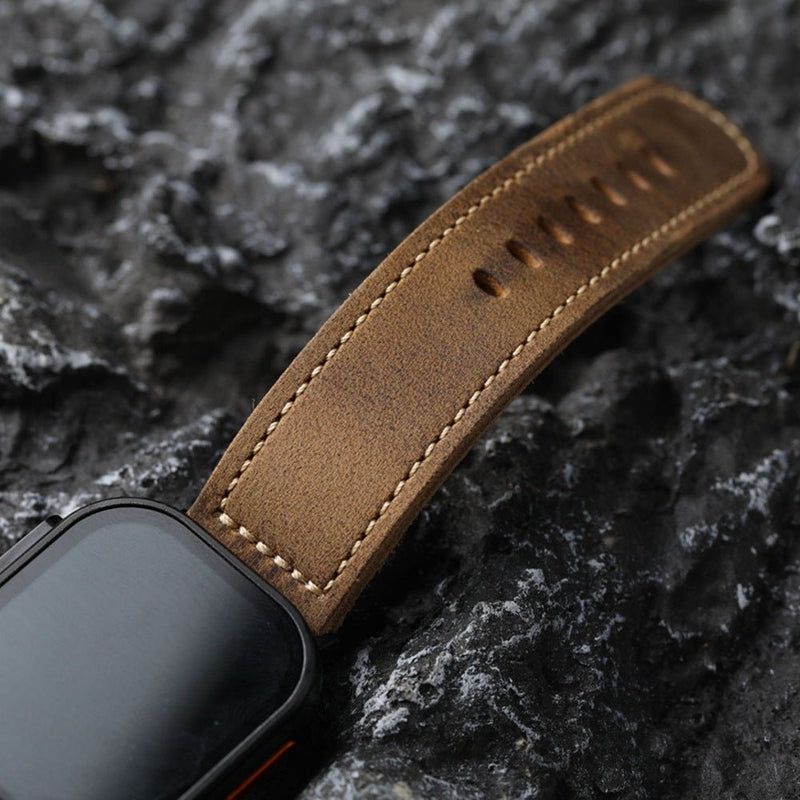 Armbånd til Apple Watch i brun vintage-læder, okselæder af første lag, synlige syninger, solidt og elegant armbånd, model Colin