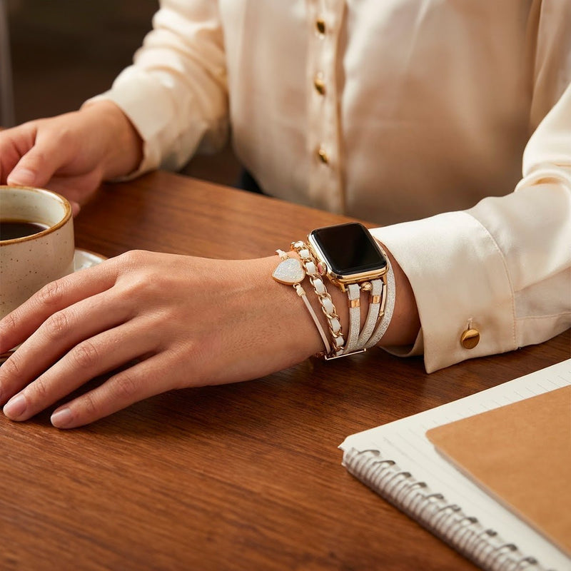 Bracelet Apple Watch femme en cuir tressé beige avec pierre cœur pailletée blanche, style élégant et original.
