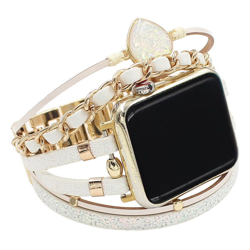 Bracelet Apple Watch femme cuir blanc pailleté tressé, pierre cœur irisée et chaîne dorée élégante.