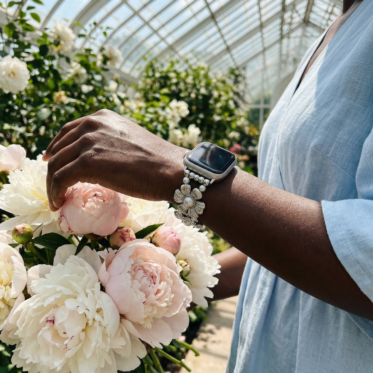 Elastisches Apple Watch Armband für Damen, verziert mit Metallblumen und Perlen in Perlmuttoptik, elegantes Handgelenk-Accessoire, Modell Sumeria