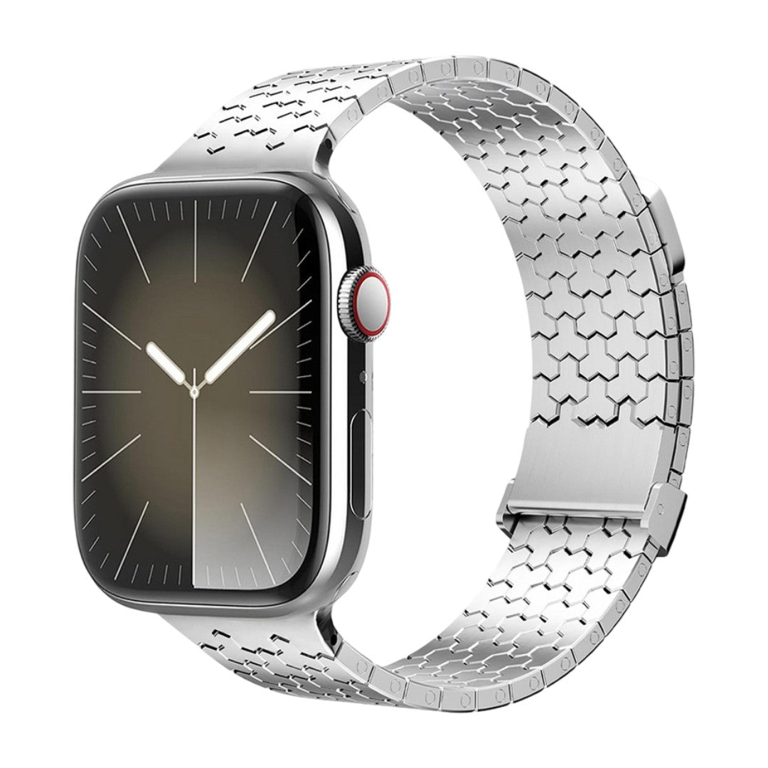 Bracelet Apple Watch en acier inoxydable argenté avec maillons hexagonaux et fermeture magnétique élégante.