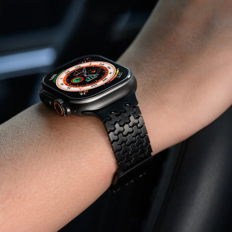 Bracelet Apple Watch en acier inoxydable noir avec maillons hexagonaux et fermeture magnétique.