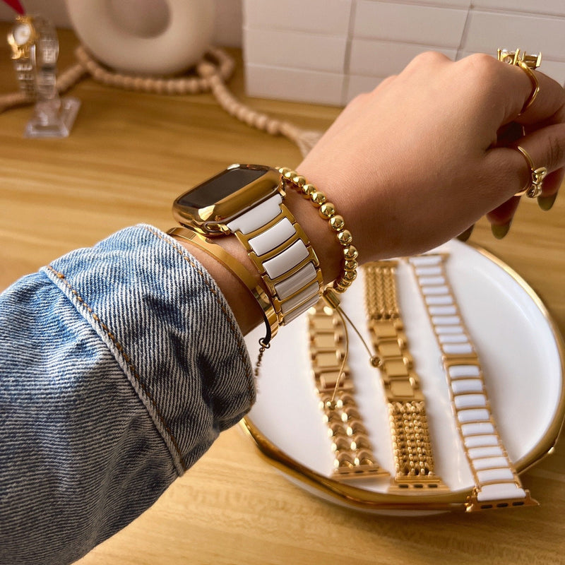 Bracelet Apple Watch en acier inoxydable argenté, maillons larges, style chic et moderne, porté au poignet avec bracelets.