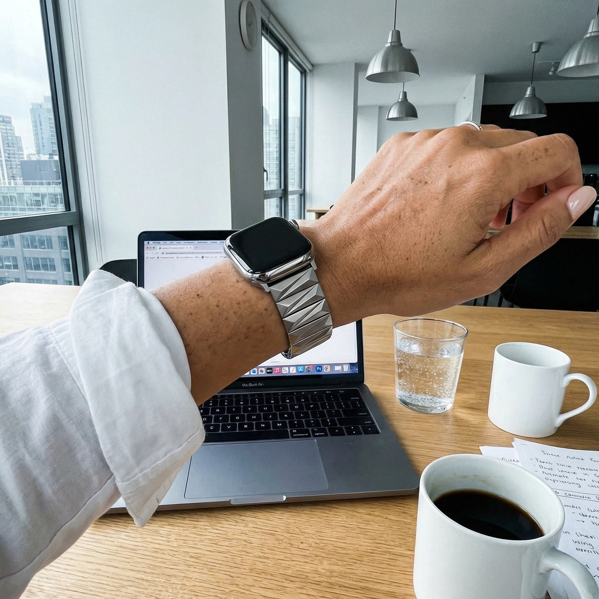 Pulseira para Apple Watch em liga metálica, elos geométricos, acabamento luxuoso, ajustável, para mulher, modelo Gisca