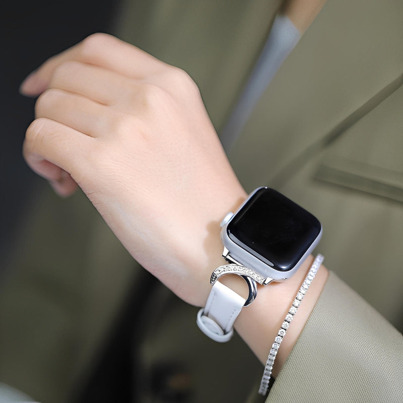 Bracelet Apple Watch cuir blanc perle avec boucle en C ornée de strass scintillants, style raffiné féminin.