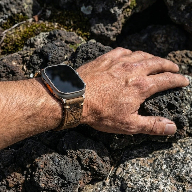 Full-grain leather Apple Watch bracelet, sturdy vintage finish, steel clasp, secure and comfortable fit, Anclède model