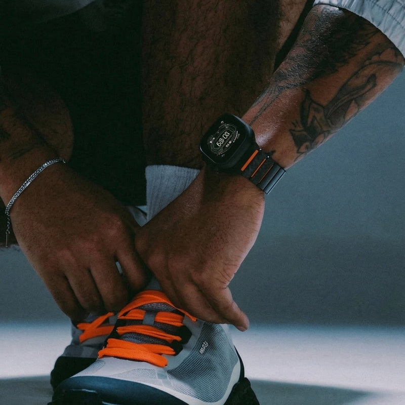 Bracciale per Apple Watch in fibra di carbonio nera e FKM, design tecnico testurizzato con chiusura magnetica di sicurezza, modello Rey