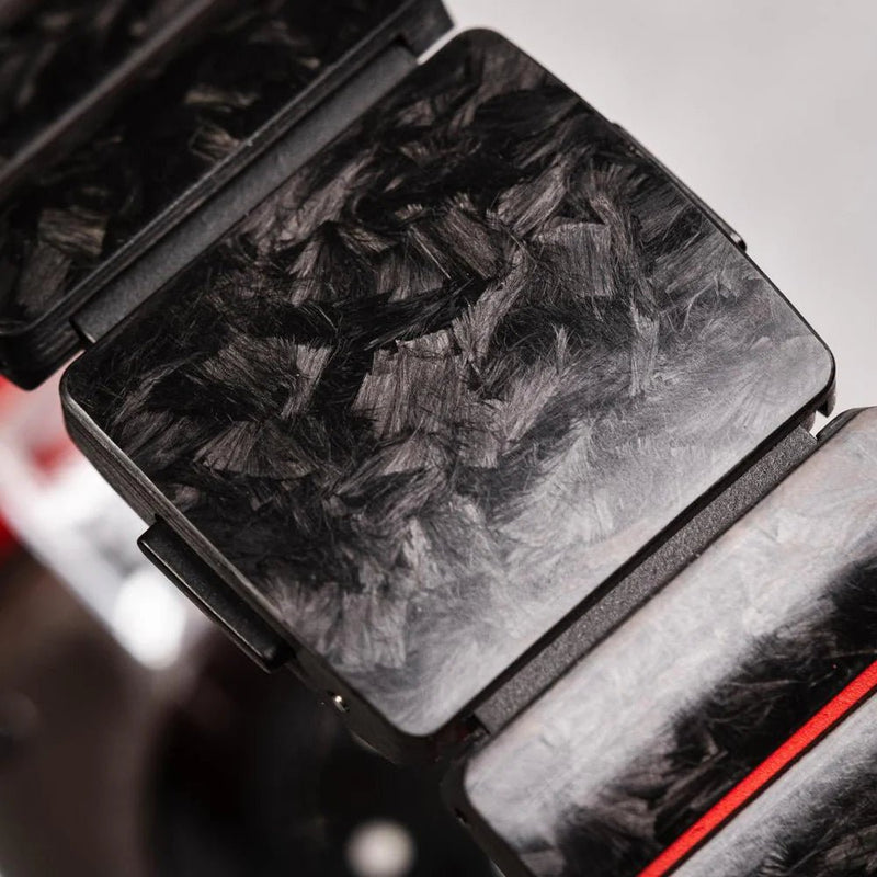 Bracciale per Apple Watch in fibra di carbonio nera e FKM, design tecnico testurizzato con chiusura magnetica di sicurezza, modello Rey