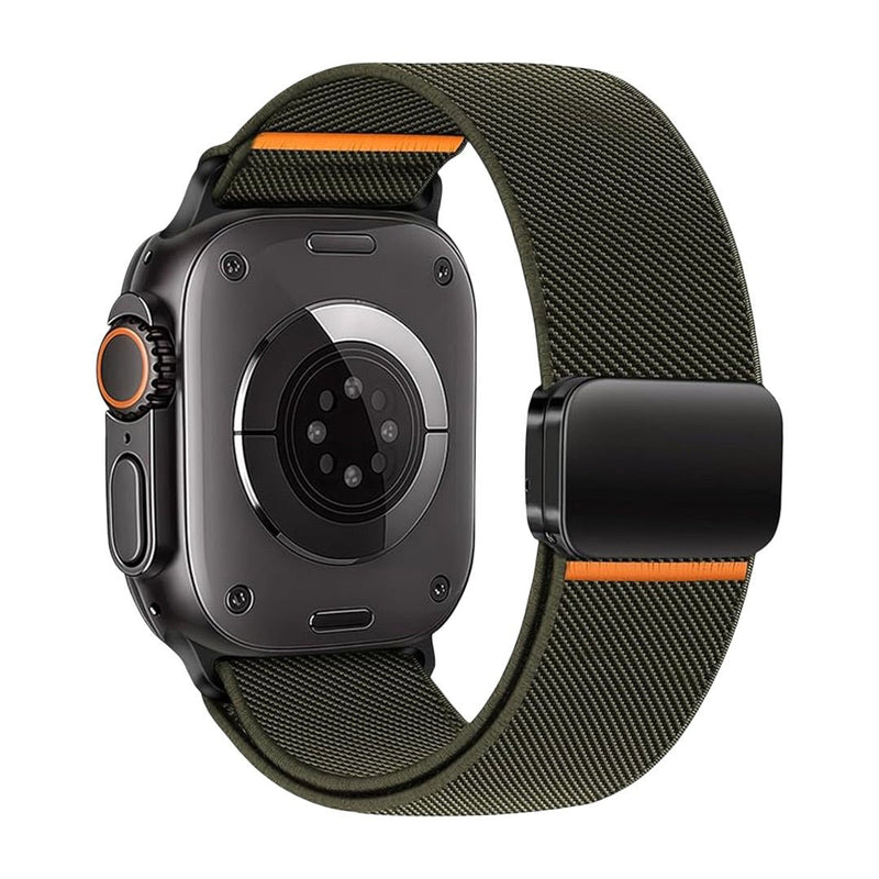 Bracelet Apple Watch en nylon vert olive avec fermeture magnétique noire et détail orange subtil.
