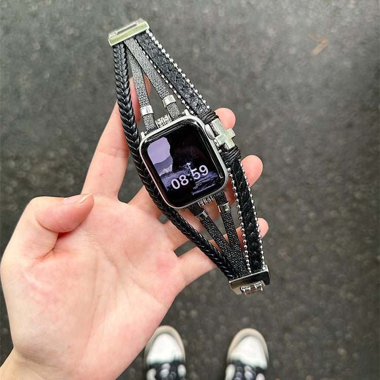 Bracelet Apple Watch simili cuir vegan noir tressé multi-tours avec croix métallique argentée, style audacieux et moderne.
