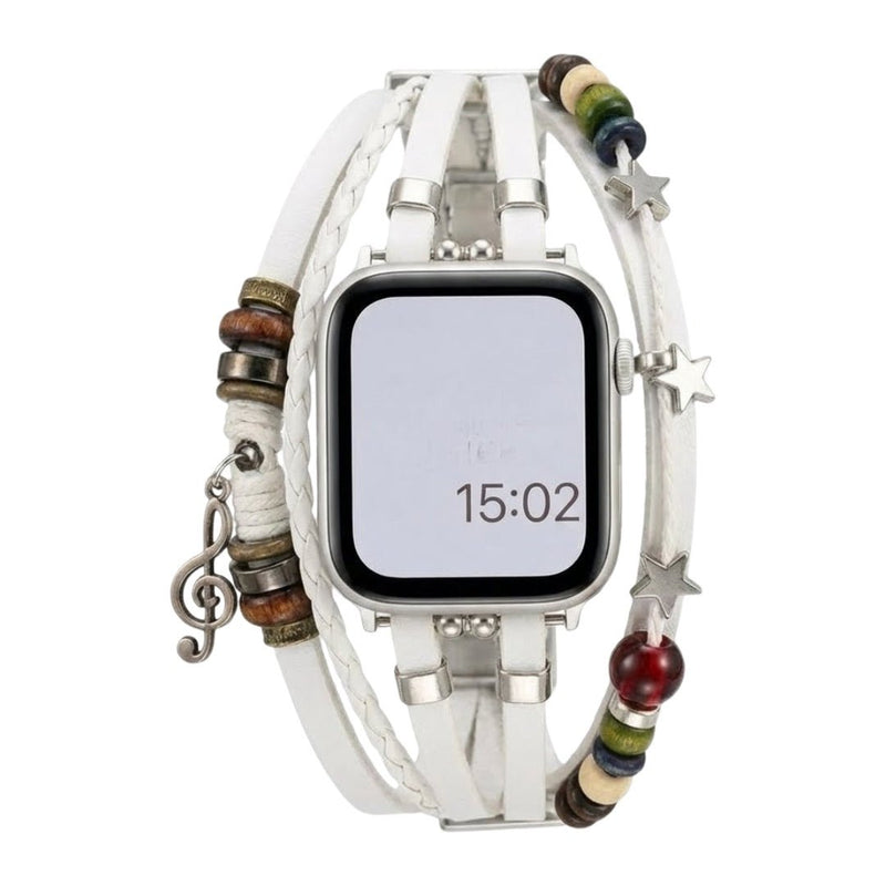 Bracelet Apple Watch blanc en simili vegan tressé, perles colorées et pendentif clé de sol argenté, fermoir acier, style.