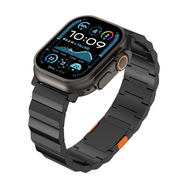 Bracelet Apple Watch en titane noir mat à maillons larges avec fermoir magnétique orange et design moderne.