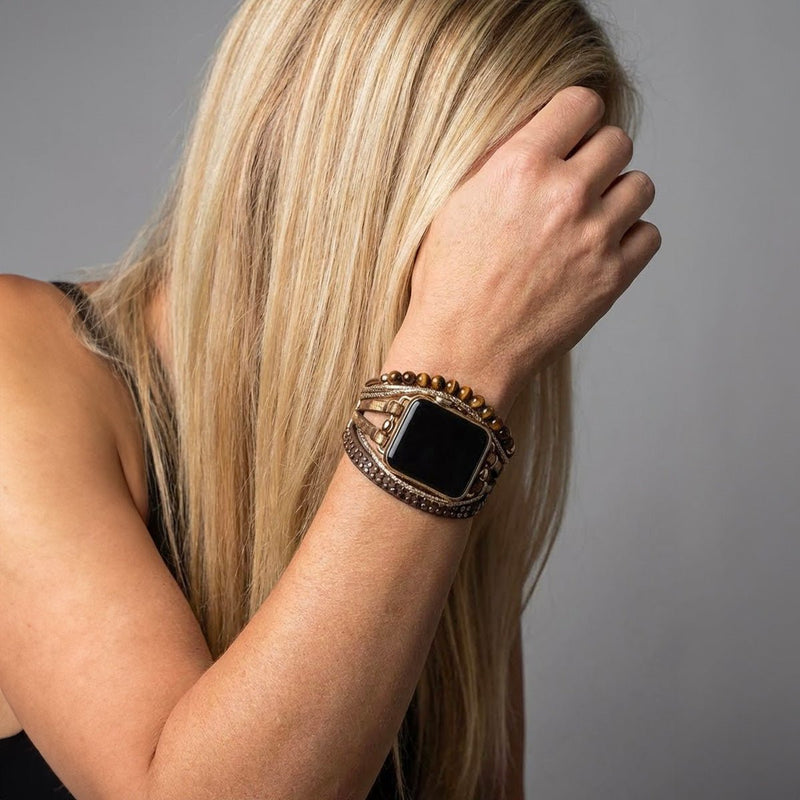 Bracelet large pour Apple Watch en cuir tressé marron avec pierres naturelles et design bohème raffiné.