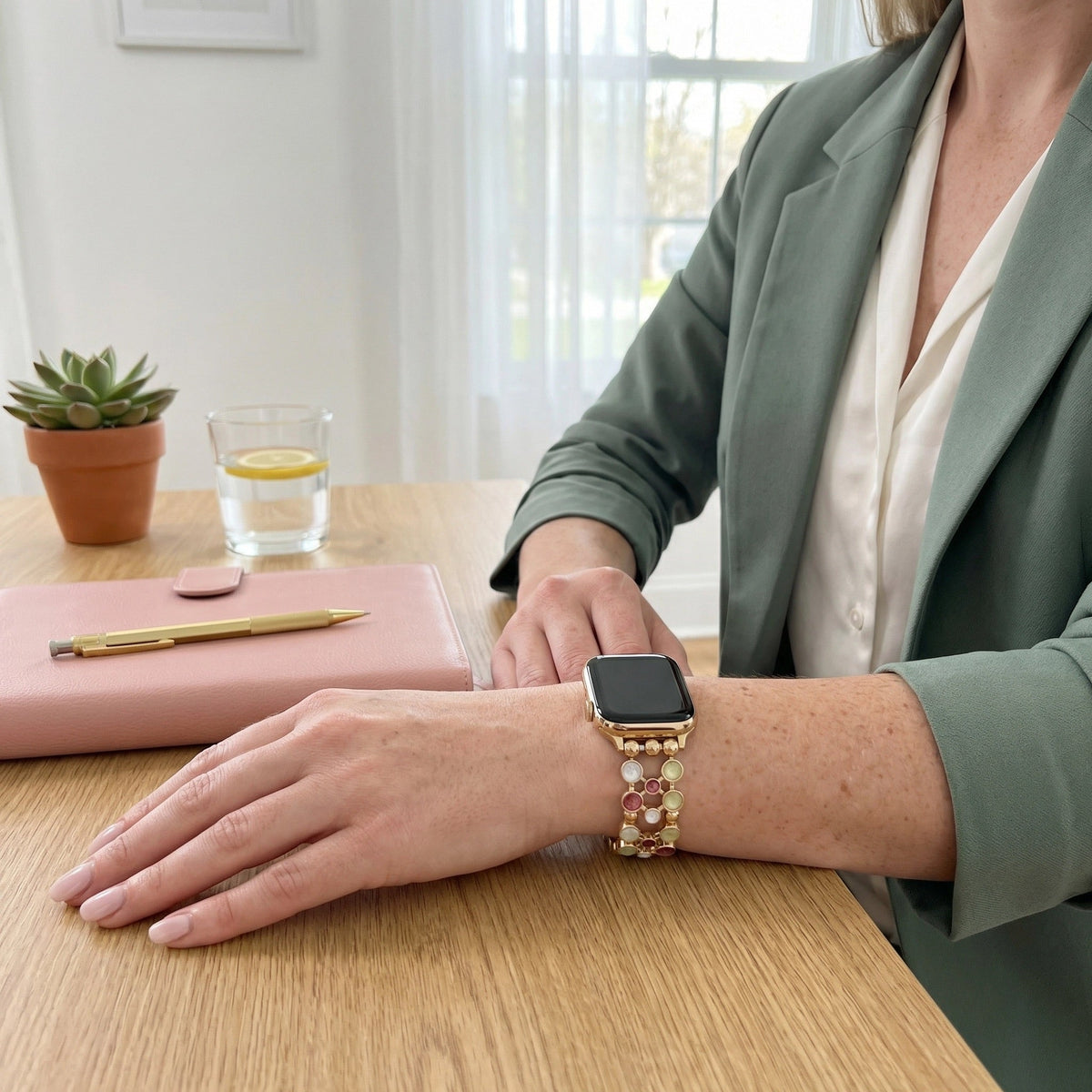 Bracciale per Apple Watch con maglie dorate e cabochon smaltati multicolore, da donna, modello Bestine