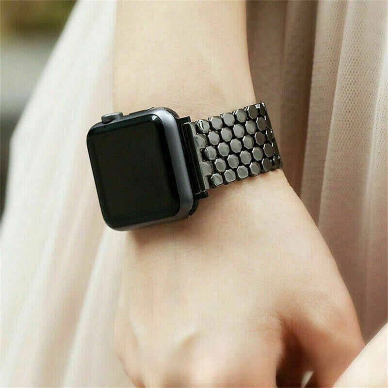 Bracelet Apple Watch femme métal doré à mailles alvéolées hexagonales, fermoir invisible, style moderne et luxueux.