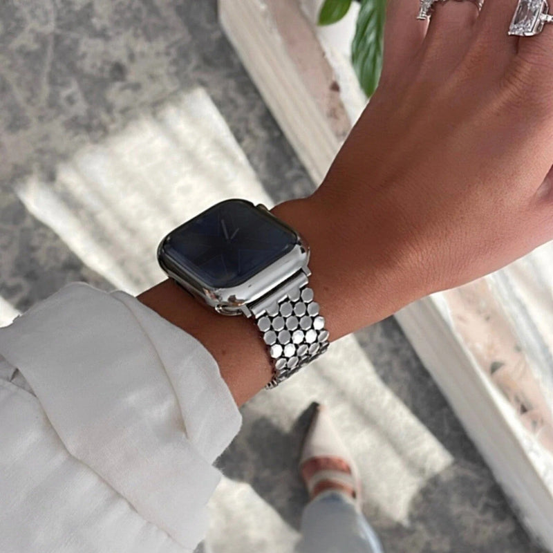 Bracelet Apple Watch femme en métal doré, mailles alvéolées ruche modernes, fermoir invisible, design luxueux, confort ajustable, modèle Zeldia