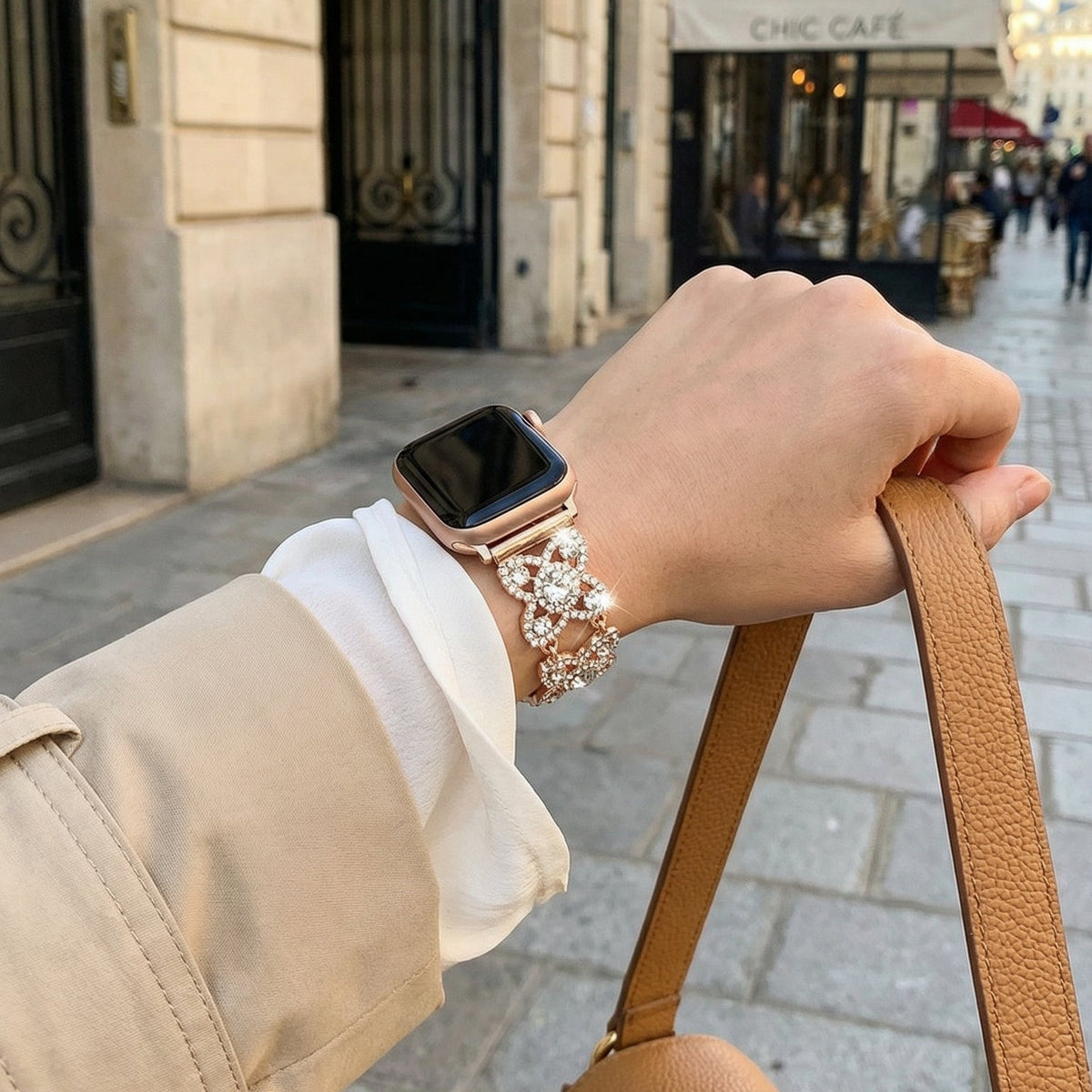 Women's metal Apple Watch bracelet, clover pattern set with sparkling zircons, elegant decorative link, Yadna model