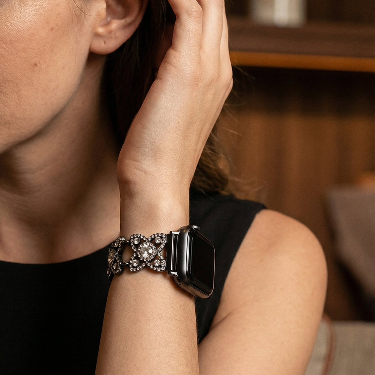 Women's metal Apple Watch bracelet, clover pattern set with sparkling zircons, elegant decorative link, Yadna model