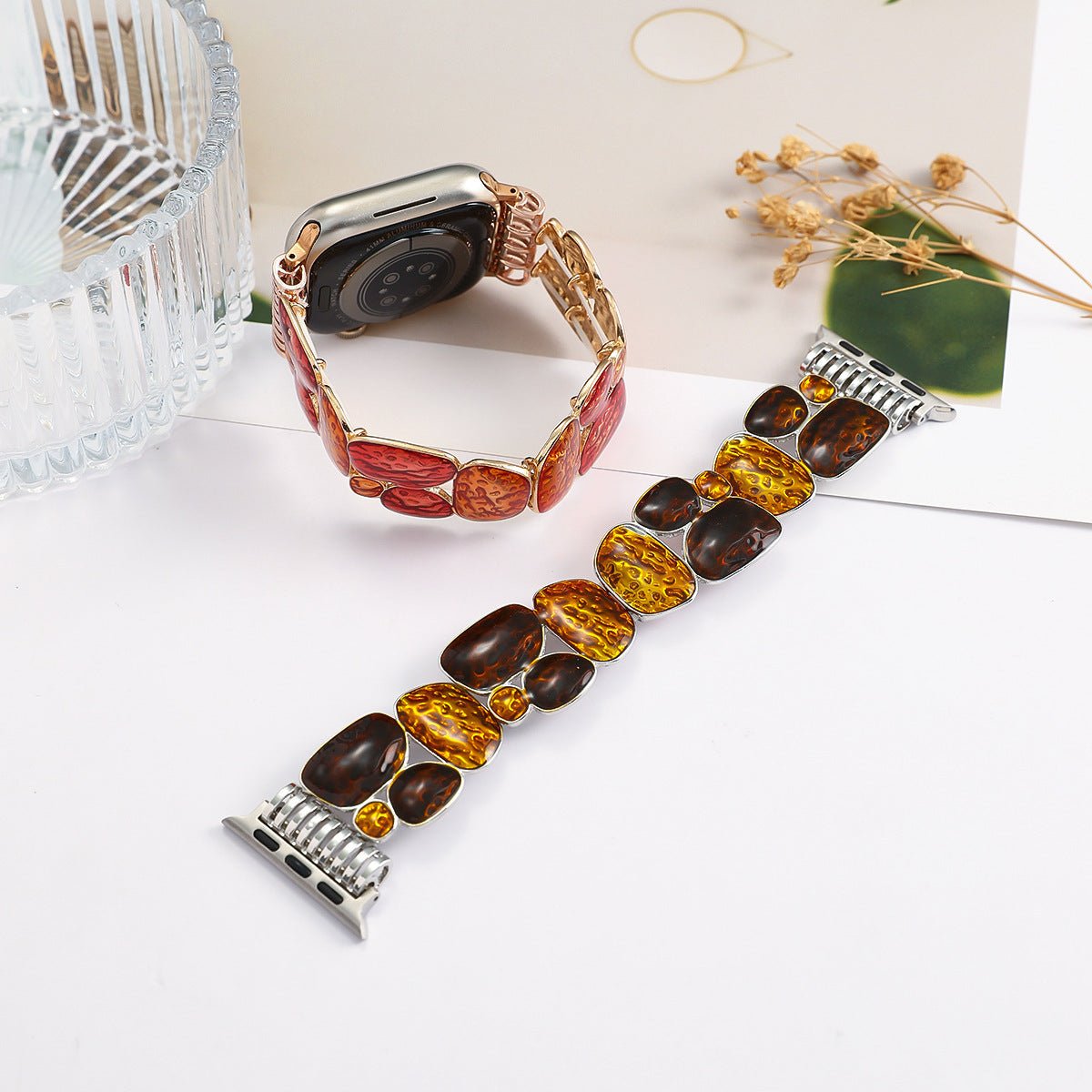 Bracelet Apple Watch femme, maillons en résine ambrée, finition métallique, confort élastique, style chic, modèle Agarte