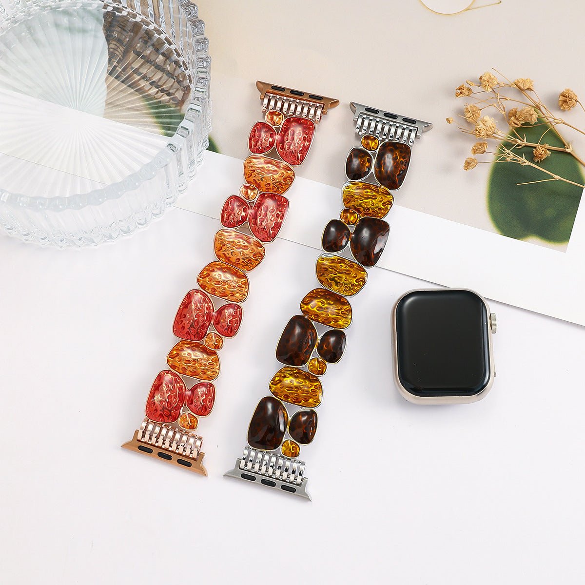 Bracelet Apple Watch femme, maillons en résine ambrée, finition métallique, confort élastique, style chic, modèle Agarte