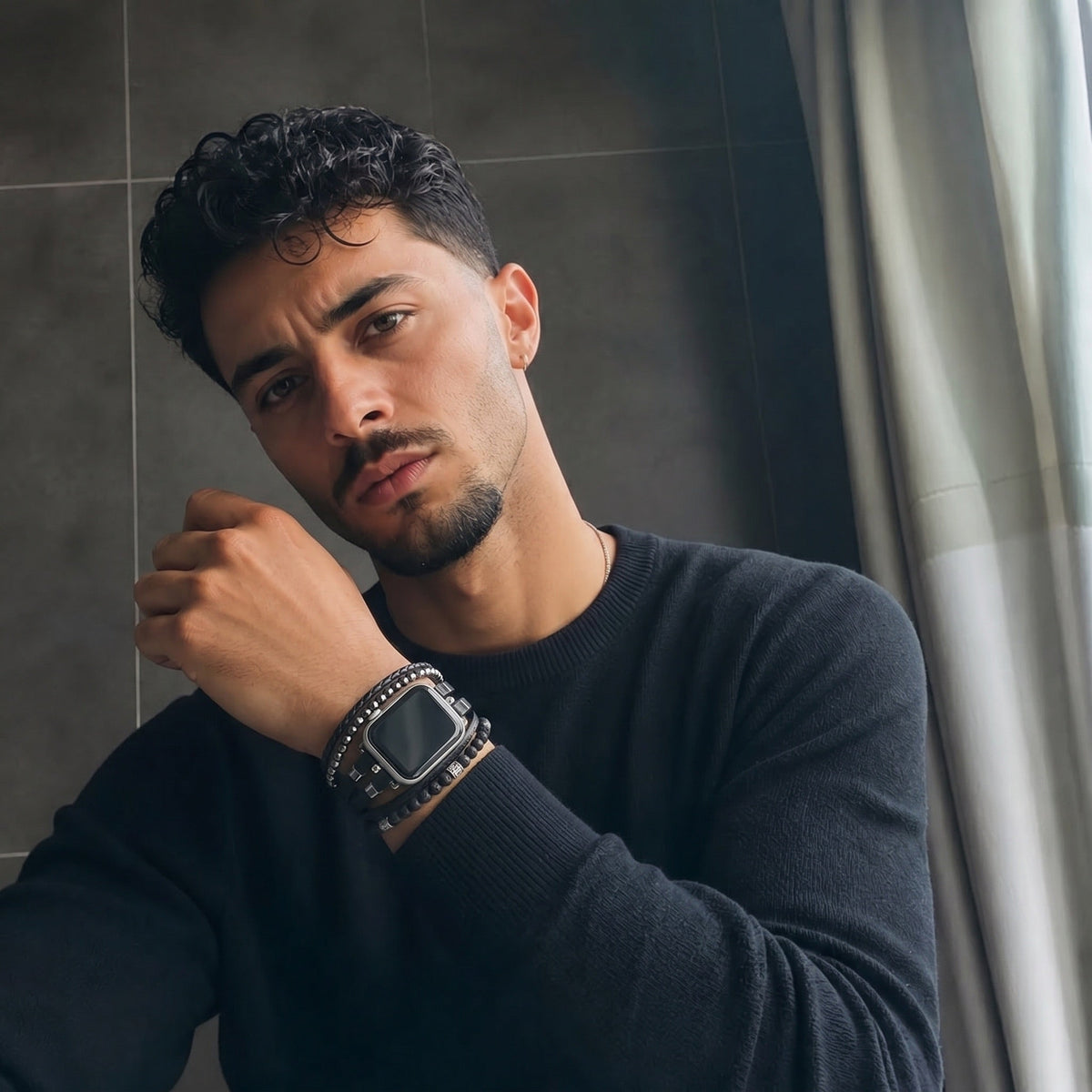 Bracelet Apple Watch homme multi-rangs, cuir véritable et pierre volcanique, fermoir acier inoxydable, style audacieux, modèle Reyo
