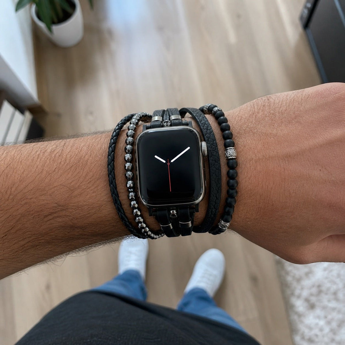 Bracelet Apple Watch homme multi-rangs, cuir véritable et pierre volcanique, fermoir acier inoxydable, style audacieux, modèle Reyo