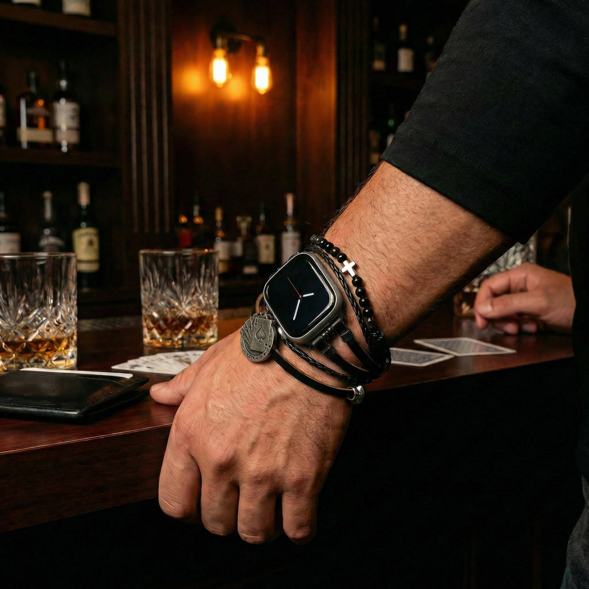Pulseira Apple Watch homem preta, multi voltas com cruz e ónix, cartas de casino amuleto da sorte, elos ajustáveis, modelo Fortuna