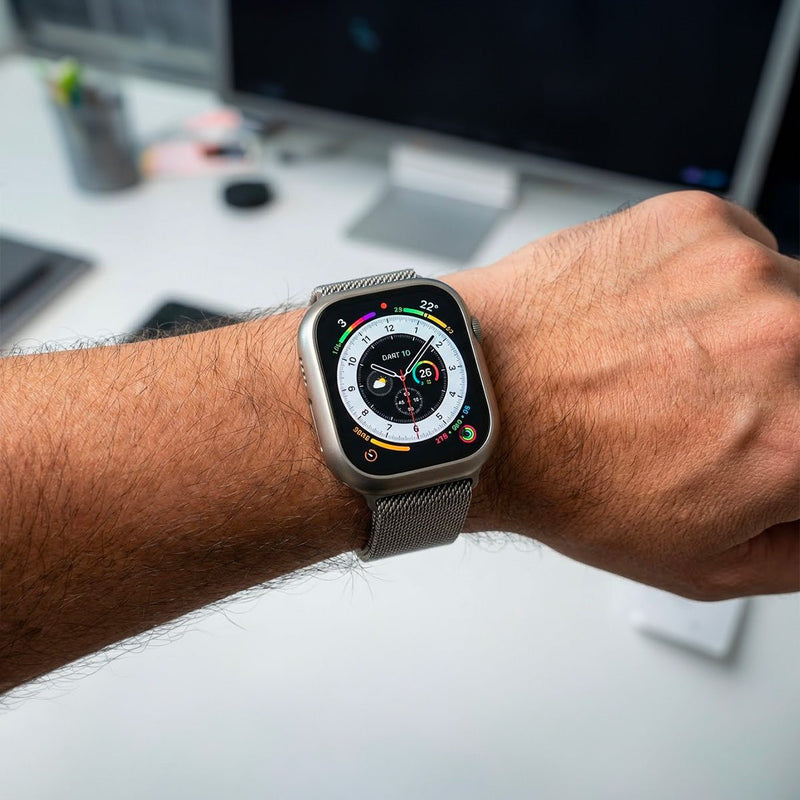 Bracelet Maille milanaise acier inoxydable gris avec coque intégrée et fermoir magnétique, design moderne pour Apple Watch.