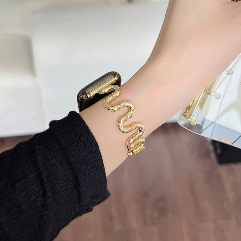 Apple Watch bracelet with wavy metal links, modern S-shaped design, adjustable push-button clasp, Sydia model