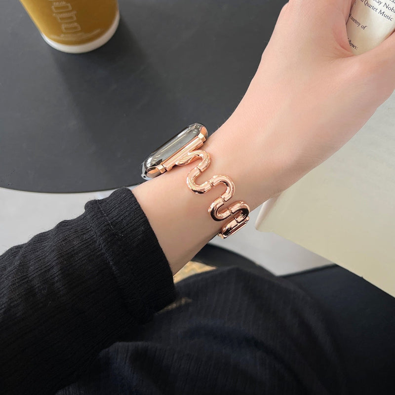 Apple Watch bracelet with wavy metal links, modern S-shaped design, adjustable push-button clasp, Sydia model