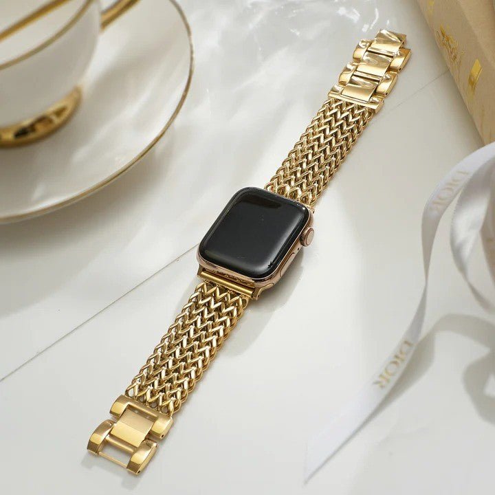 Bracelet Apple Watch maille Spiga dorée brillante, design raffiné et moderne, à maillons serrés.