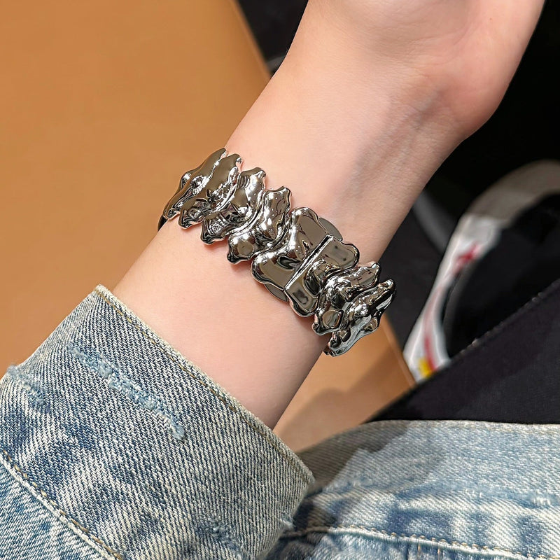 Bracciale per Apple Watch in metallo di alta qualità, maglie spesse con effetto scolpito a dorso di drago, chiusura a farfalla invisibile ed elegante, modello Falkor