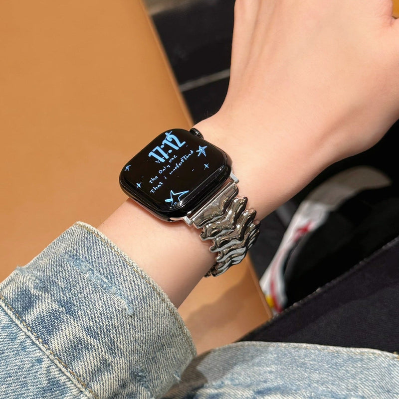 Bracciale per Apple Watch in metallo di alta qualità, maglie spesse con effetto scolpito a dorso di drago, chiusura a farfalla invisibile ed elegante, modello Falkor