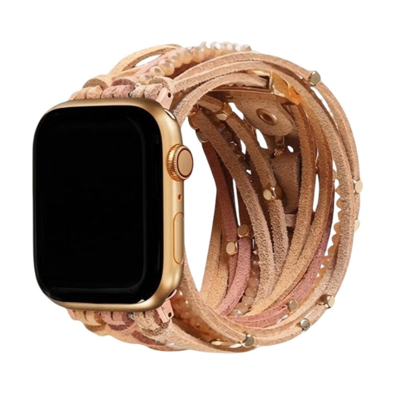 Bracelet multi-rangs pour Apple Watch en cuir suédé beige avec petites perles dorées, style bohème chic.