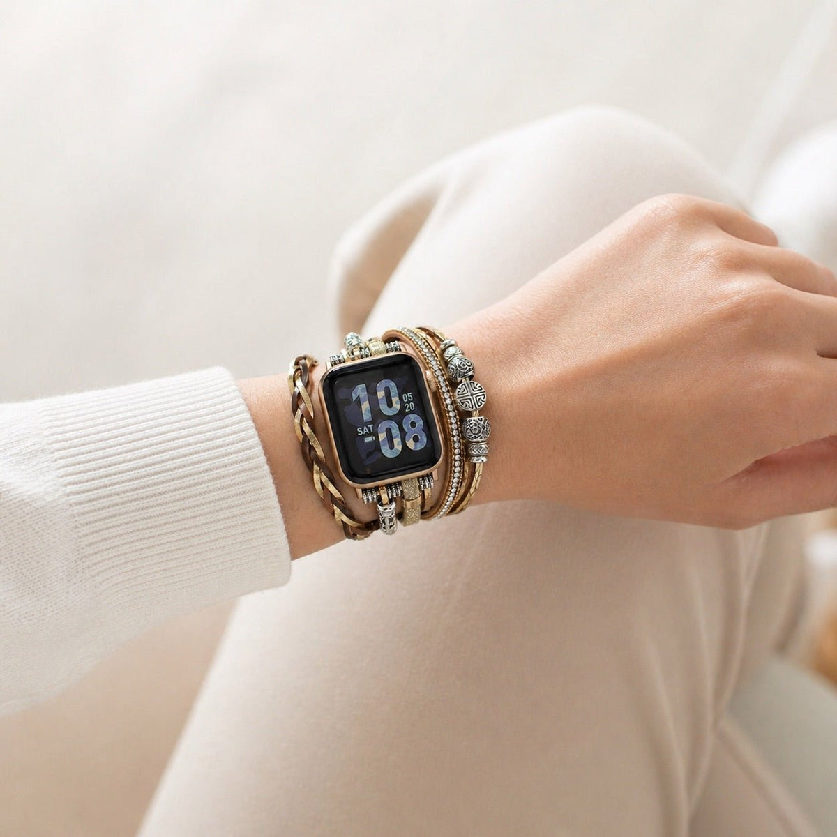 Bracelet Apple Watch multi-rangs doré, bijou de poignet ajustable, lanières tressées et perles métalliques, accessoire élégant pour montre connectée, finition brillante et texturée, modèle Rédine