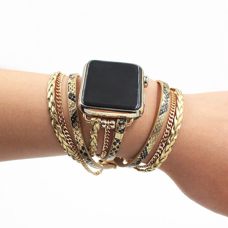 Bracelet multi-rangs pour Apple Watch en simili cuir serpent doré avec chaînes métalliques et fermoir boucle.