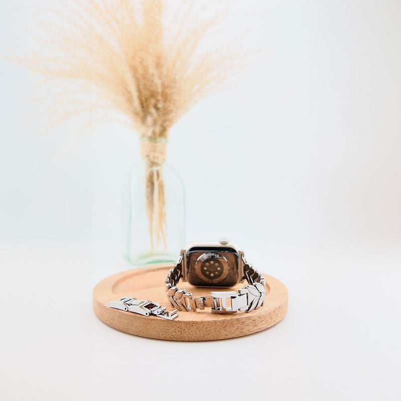 Bracelet pour Apple Watch femme en cuir marron avec motif feuilles imbriquées, style chic.