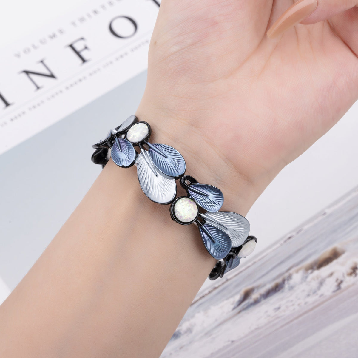 Bracelet Apple Watch, pour femme, plumes harmonieuses, modèle Paonie - La Boutique du Bracelet